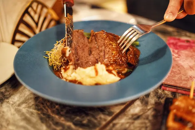 慢煮法式波爾多紅酒燴牛面頰肉配薯蓉