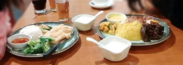 有不同餸的薑黃飯