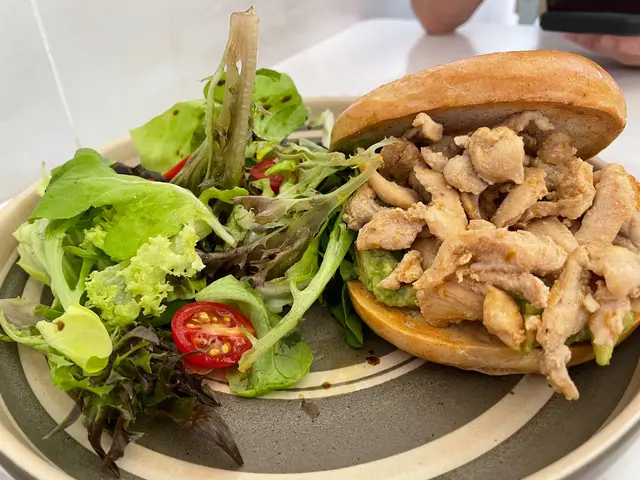 Bagel  牛油果+  雞