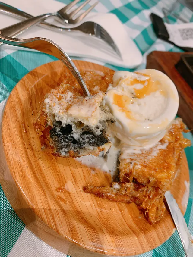 黑芝麻西多士伴雲呢拿雪糕