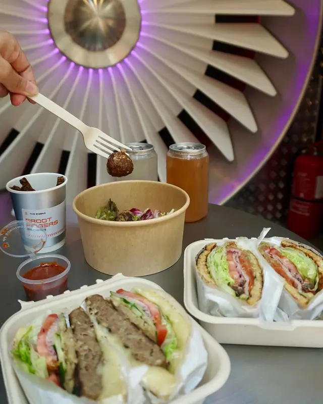 金文畢芝士牛肉漢堡、香辣腰果芝麻醬牛肉丸、煙三文魚牛油果漢堡、黑豆天貝薯條