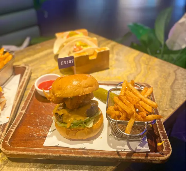 軟殼蟹牛油果醬牛肉漢堡