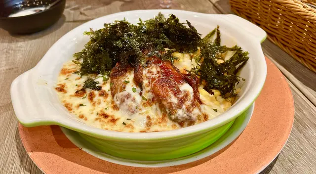 拉絲芝士香燒雞翼伴泡菜炒飯