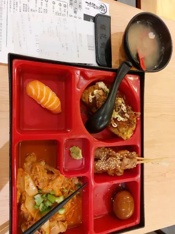 自己遂一拣定食  好似开心啲