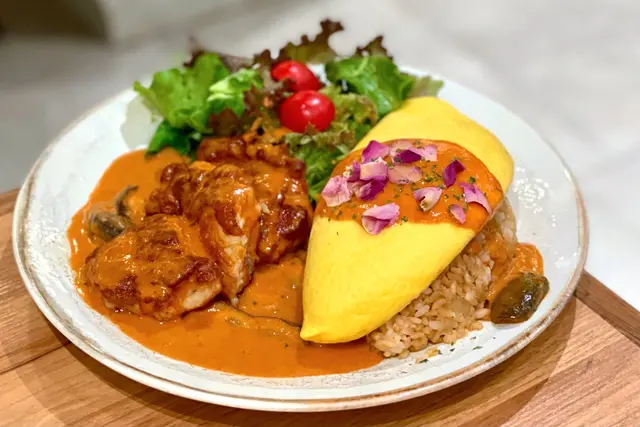 玫瑰醬燴雞腿肉蛋包飯