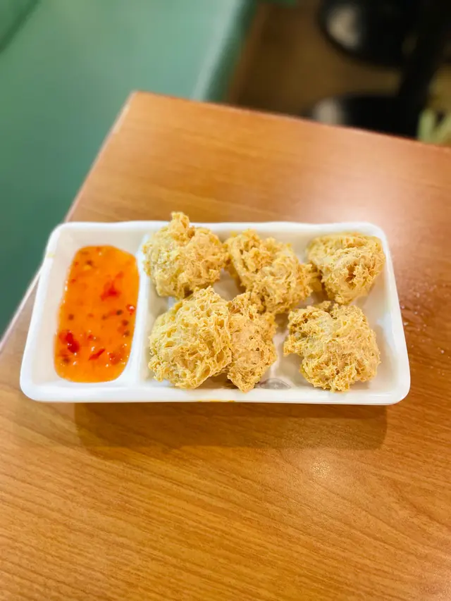 一個當然要趁熱食,非常酥脆嘅外皮就係炸豆卜,而裏面包住嘅當然就係彈牙嘅蝦膠,🦐再配合埋甜酸醬