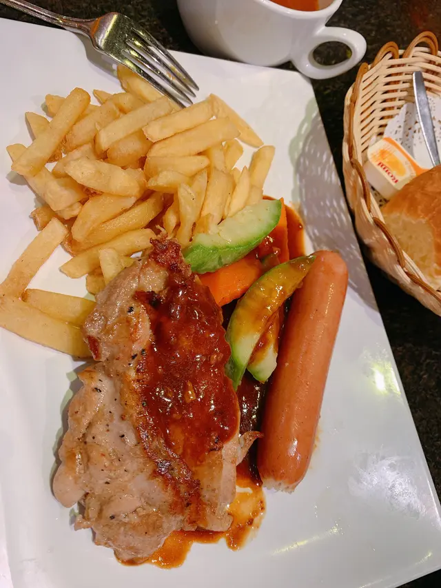 蒜蓉汁雞扒拼蜜糖腸跟薯菜