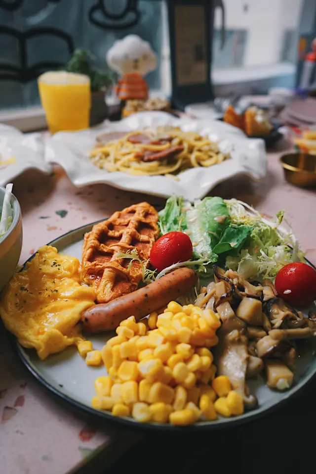 有牛角包🥐，炒蛋，沙律🥗，腸同蘑菇.最好味係炒蛋🍳炒得好滑🥰同埋個餐可以比你揀自己想要既野食🤩唔鍾意食腸可以走腸仔又得