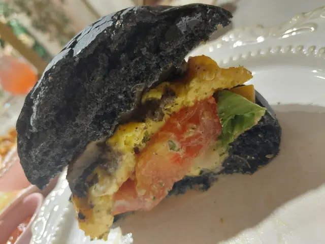 黑松露炒蛋大啡菇芝士竹炭漢堡配墨西哥脆片