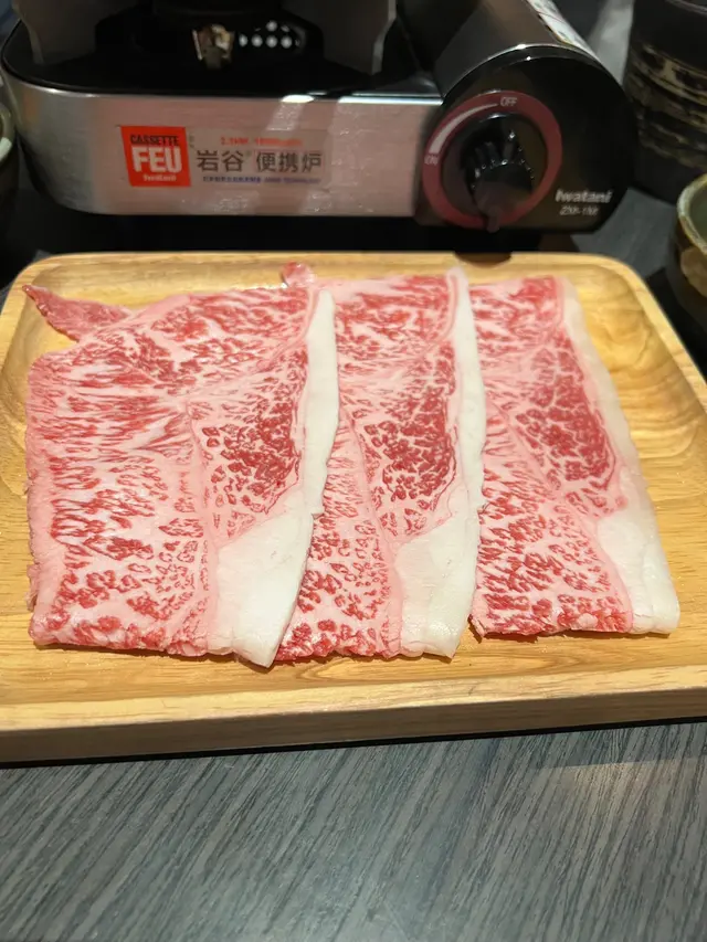 A4和牛色澤粉紅，香滑味美