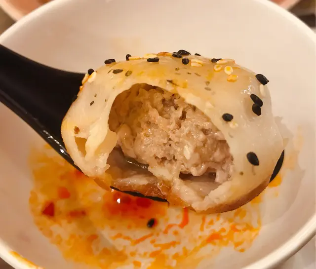 咬開包皮.湯汁從包裏爆出.湯汁鮮味濃郁👍😋😋😋
