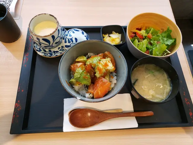 牛油果三文魚飯