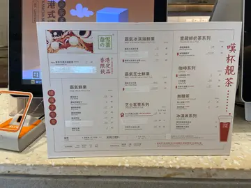 好多紙巾食物碎係地下