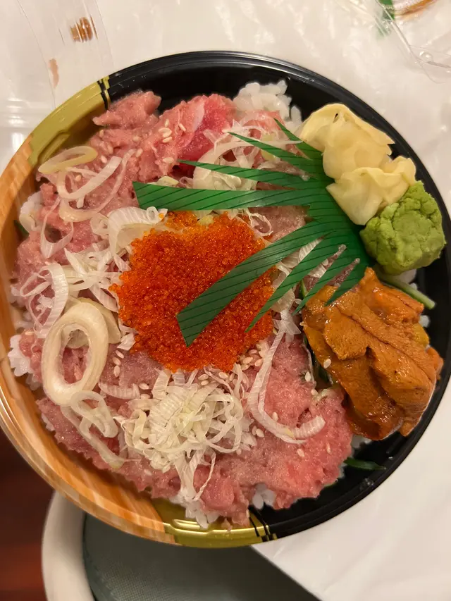 蔥吞拿魚刺身飯  及 三文魚壽司