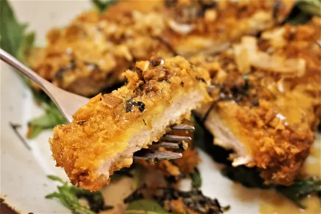 吉列鹿兒島豚肉配火箭菜、木魚絲及自家製豚肉汁