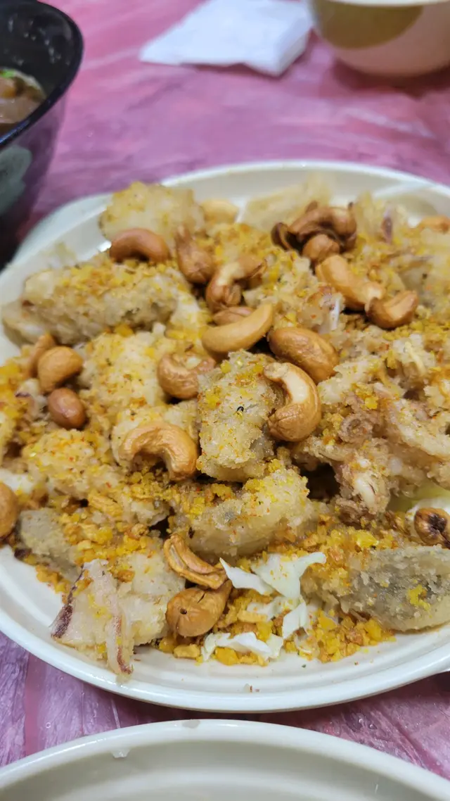 椒鹽爆三式：腰果、鮮魷、九肚魚