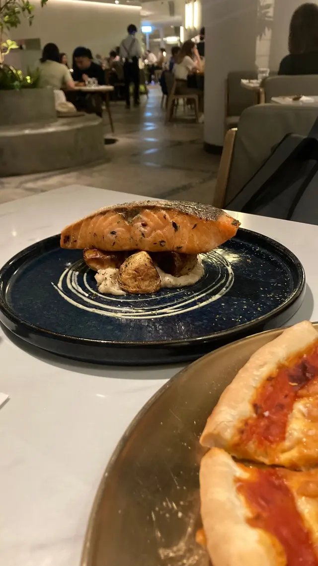 挪威三文魚柳配椰菜花蓉 及烤新薯伴檸檬時蘿蛋黃醬