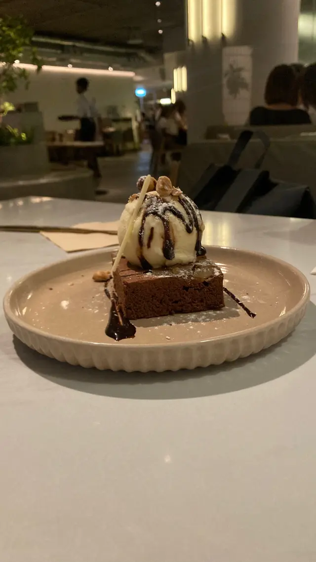 朱古力布朗尼配雲尼拿雪糕