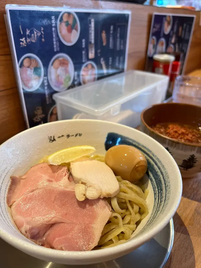 🦐沾麵湯有好濃厚嘅蝦味，不過味道比較單調
叉燒無浸住湯，會食到更加明顯嘅煙燻味
可以自己加檸檬汁，風味有明顯提升♥️