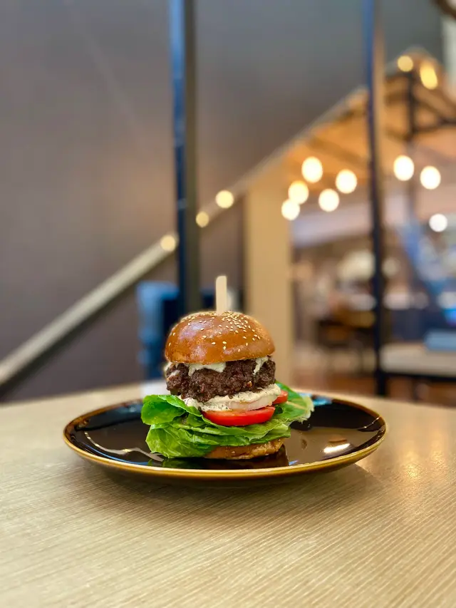 自製香草牛肉漢堡伴黑松露沙律醬