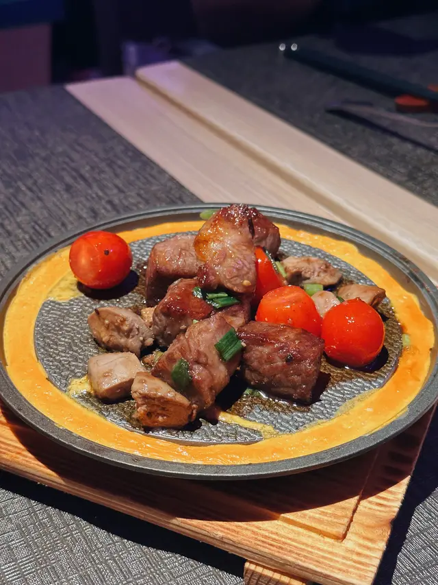 鐵板香煎一口鵝肝牛小排