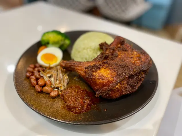 馬來生炸雞脾椰漿飯