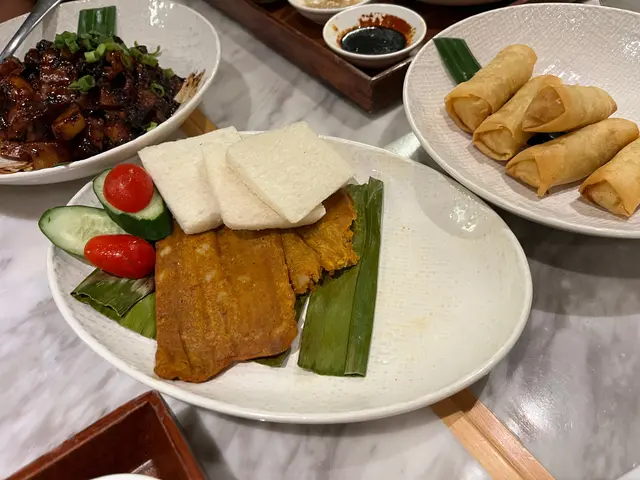 黑醬蘿蔔糕，辣魚配麵包，素春卷