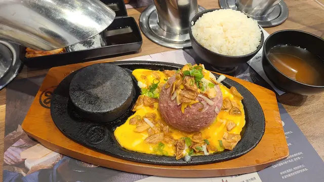 芝士蛋蒜和牛漢堡扒