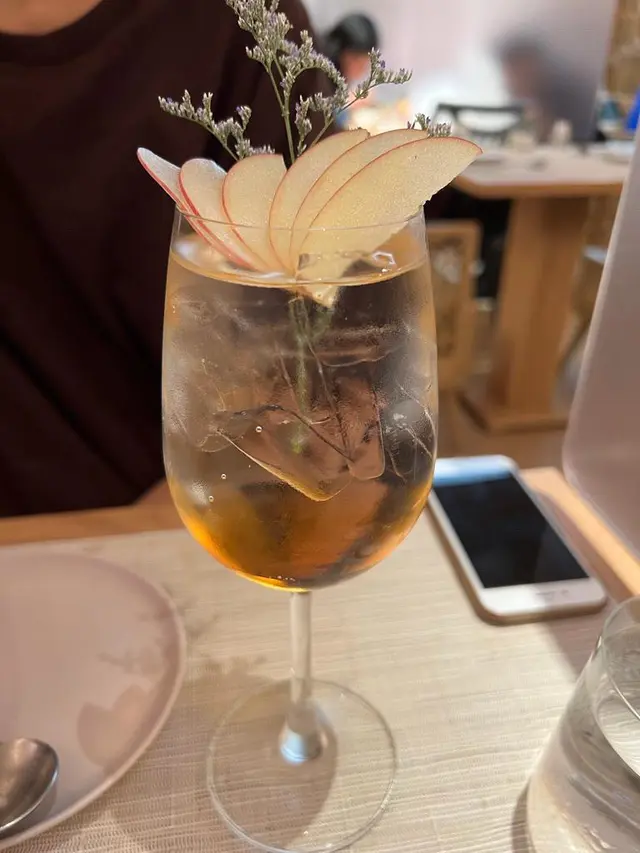 佢哋飲品甜品處理別具心思，整得好靚好靚。仲意打卡影相的不能錯過👍