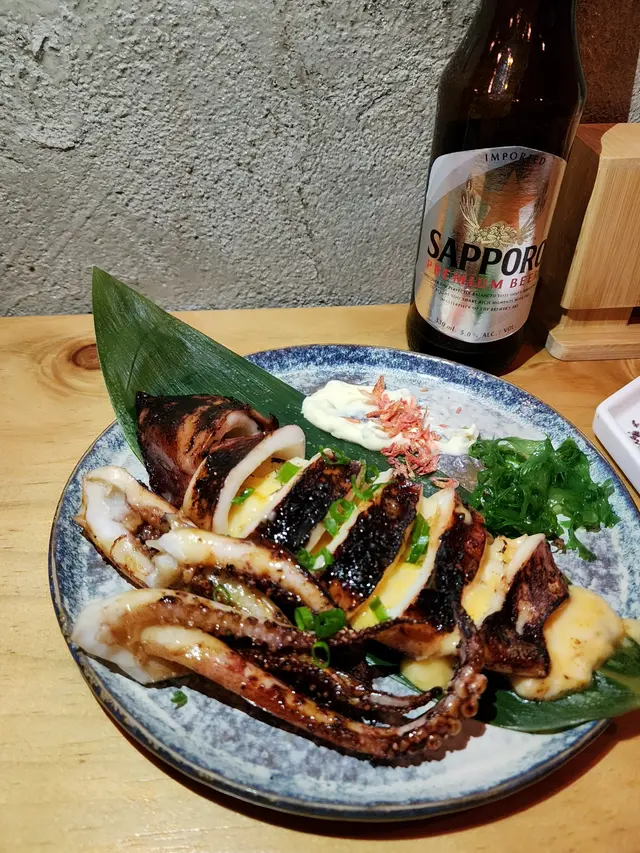 真係抗拒唔到燒魷魚嘅香味🔥 呢個汁燒得好好食🥰 啲魷魚腳燶燶地又入味🦑🦑