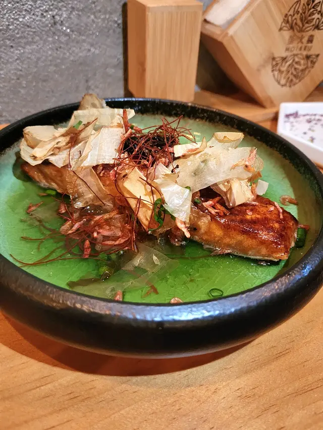 用咗麵豉漬醃三文魚扒, 再輕烤🔥, 最後加入昆布湯。三文魚肉質好嫩滑, 又肥美, 調味剛剛好