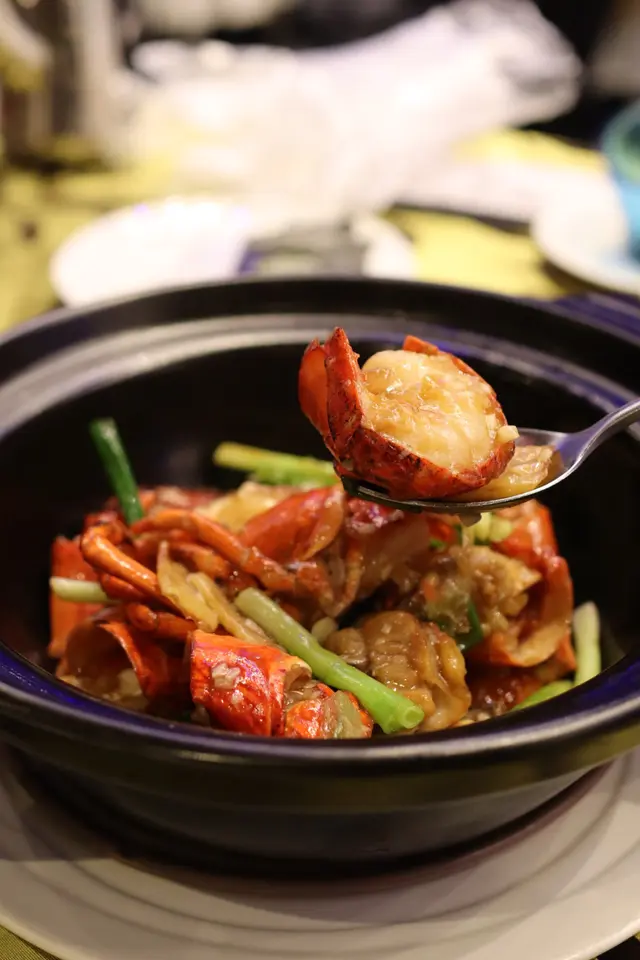 薑蔥龍蝦滑雞煲 