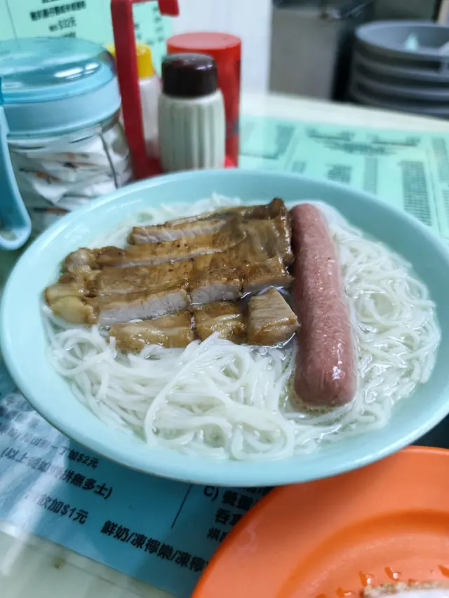 豬扒腸仔早餐另加太陽蛋