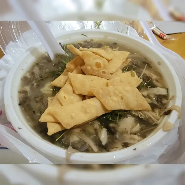 非常足料的蛇羹，配上檸檬草跟薄脆，傳統的味道，很適合冬天去暖暖身體。