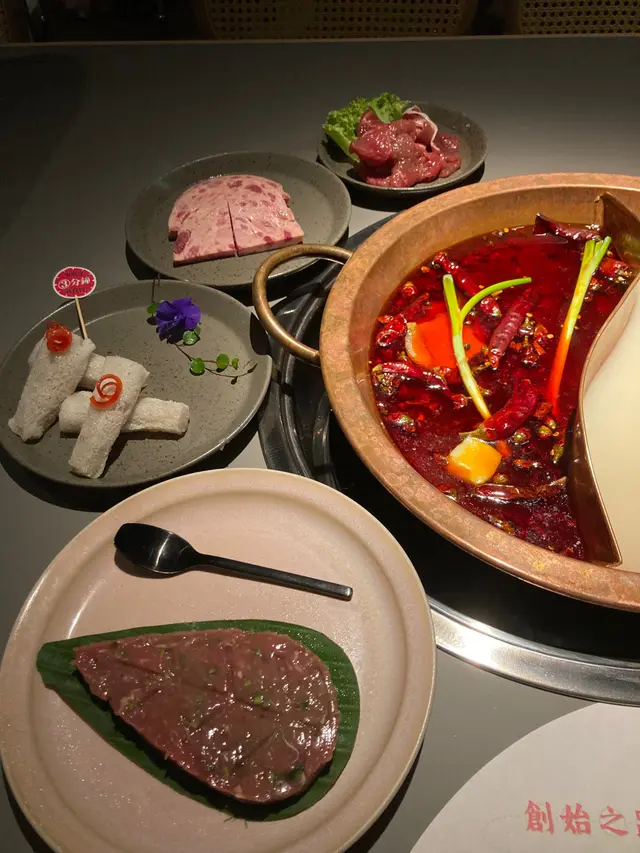 手打香菜牛肉滑、鮮竹笙手打蝦滑、長城小白豬午餐肉、嫩牛肉