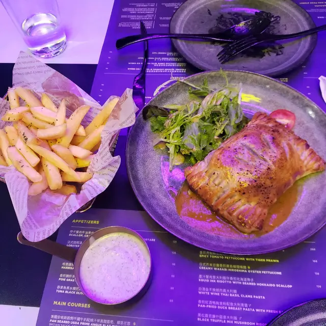 威靈頓三文魚配秘魯黃椒醬