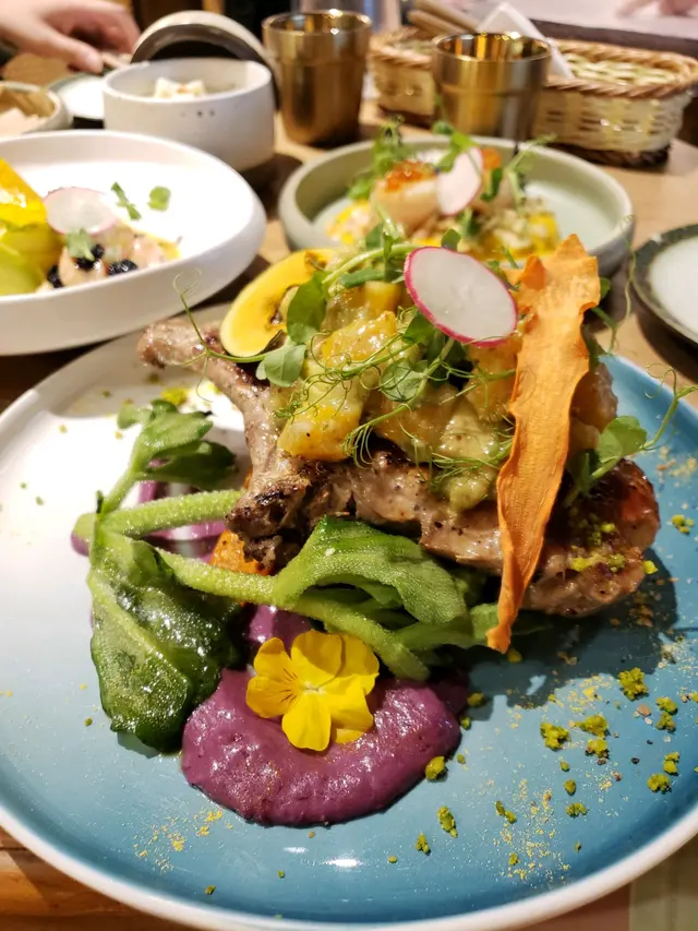 香煎慢煮西班牙黑豚鞍  蜜桃牛油果莎莎