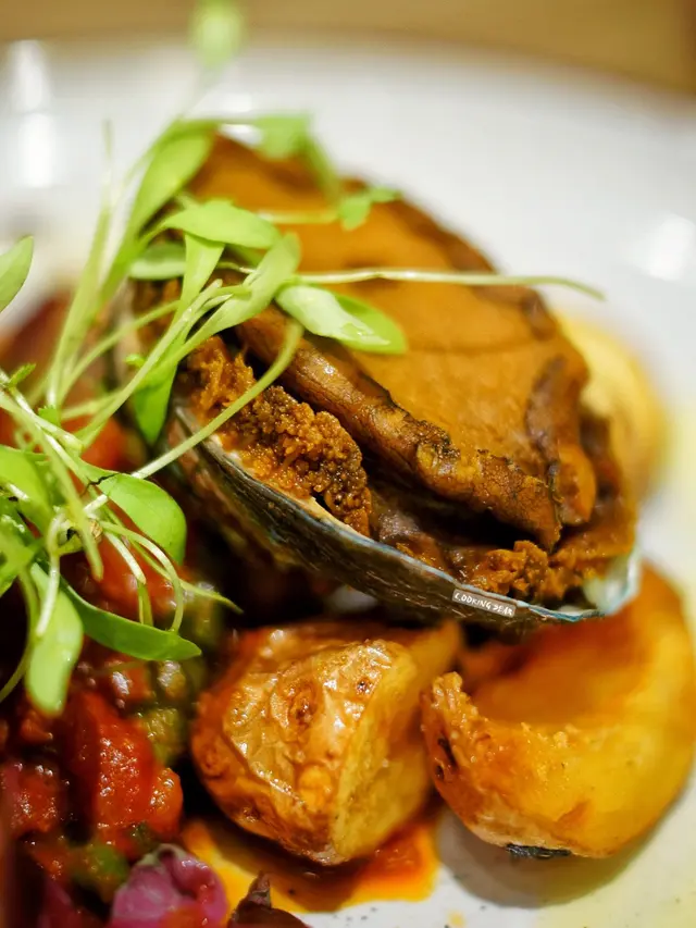 香烤劍魚伴磯煮鮑魚配西班牙醬