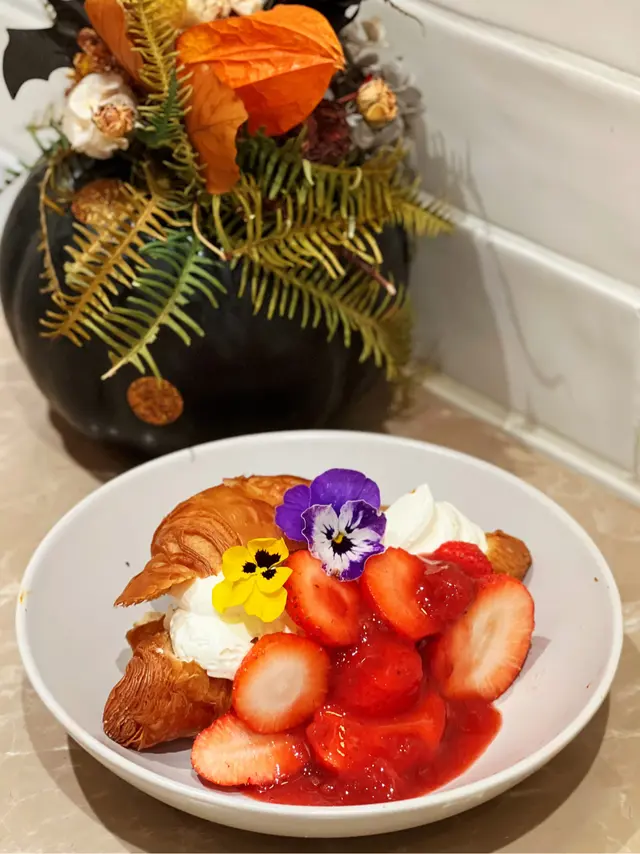 士多啤梨忌廉牛角包