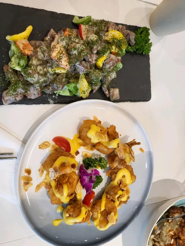 food quality is good, shrimp better than beef, but too overpriced