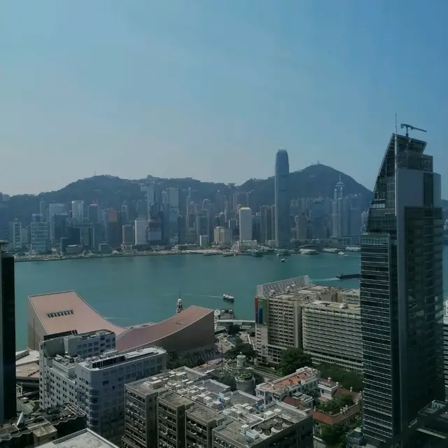 窗外是明媚的維多利亞海港