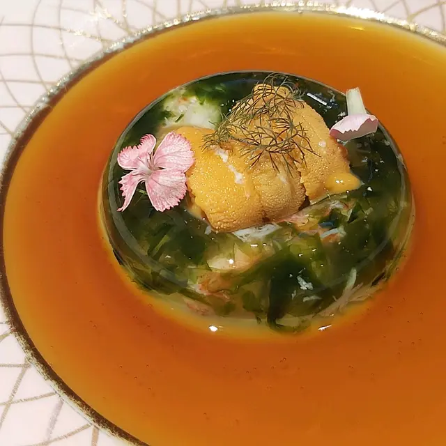 底層為北海道松葉蟹肉高湯啫喱,面層為北海道馬糞海膽,配以北海道大元貝熬製高湯,層次幾豐富,色、香、味俱存。