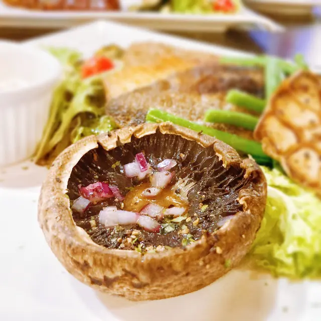 炭燒素漢堡扒慢煮格陵蘭比目魚柳伴炭燒洋蔥焗大啡菇