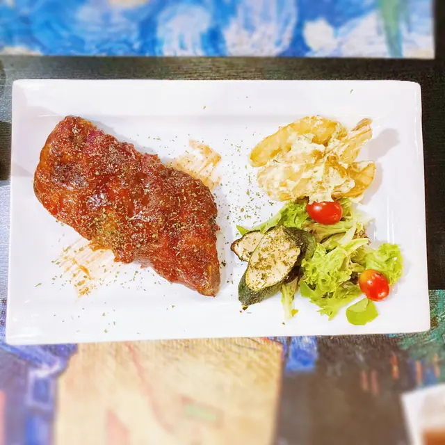 燒美國豬肋骨配燒烤汁伴蒜蓉香草醬薯角