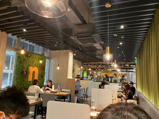 舖面唔算好大,但完全唔迫,枱與枱之間隔離比較開,唔怕被隔離枱嘈到。