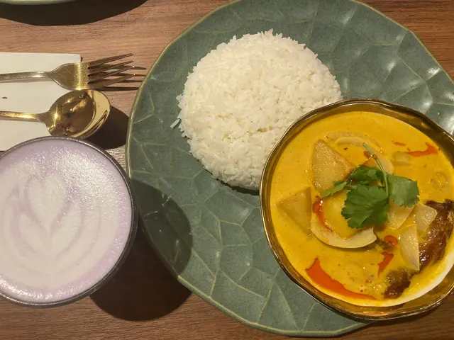 泰式黃咖喱豬頸肉配白飯