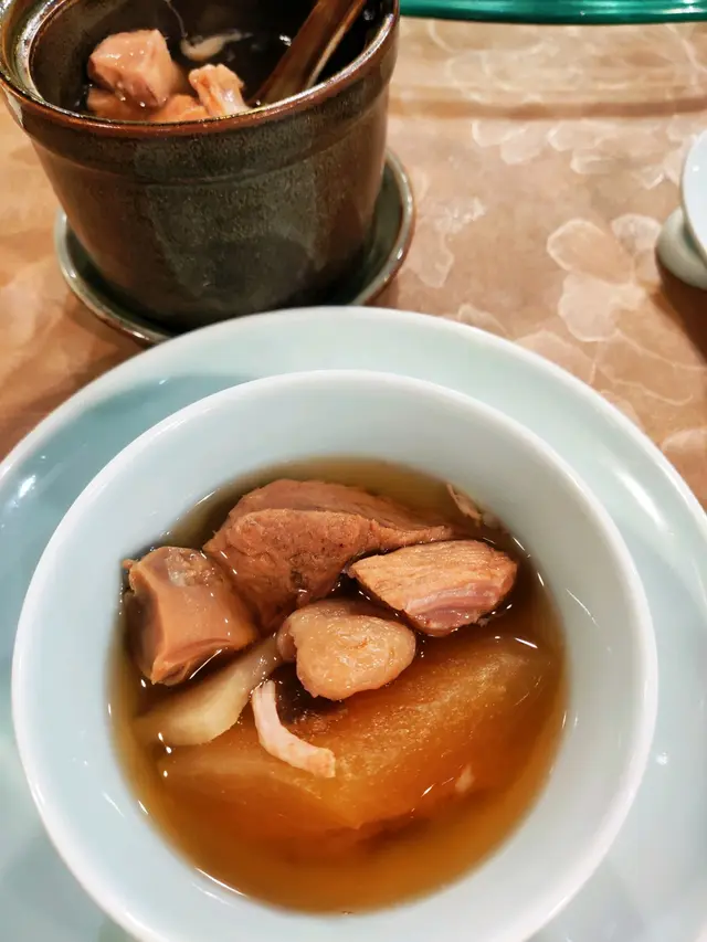 原盅燉哈密瓜螺頭黑毛豚肉湯