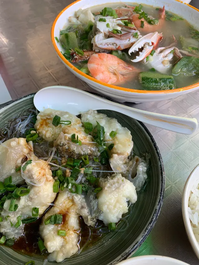 蒜蓉粉絲龍躉  蒜蓉非常惹味，送飯幾好，龍躉有啲膠質，口感一流