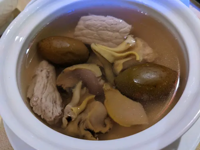 鮮螺頭水欖瘦肉燉湯