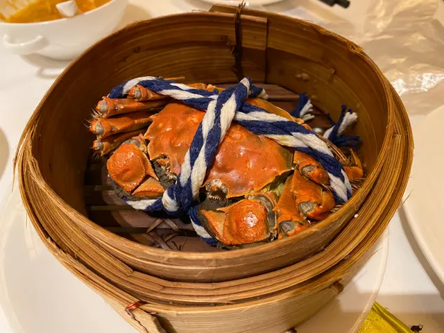 今晚嘅主角大閘蟹，根據爹娘目測就應該五六兩，我自己唔識睇，不過皮薄肉多，蟹膏靚，質素很好，我哋另外再加多左兩隻（$120一隻）